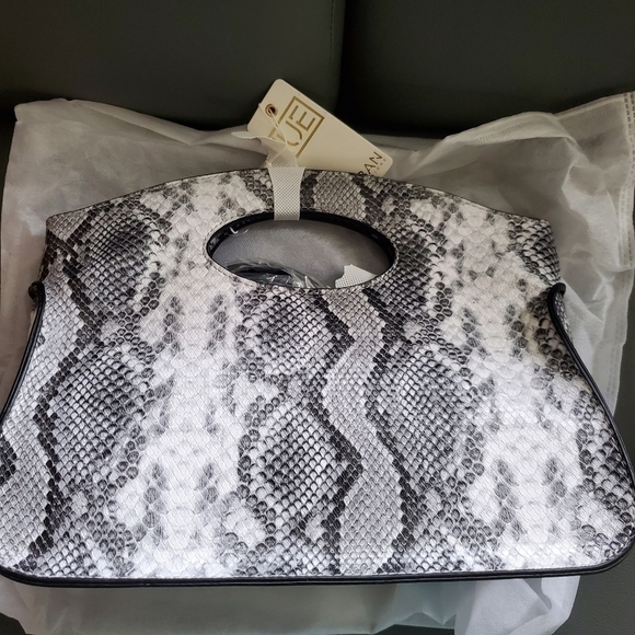 Snake embossed faux leather shell Crossbody Bag - Picture 4 of 8